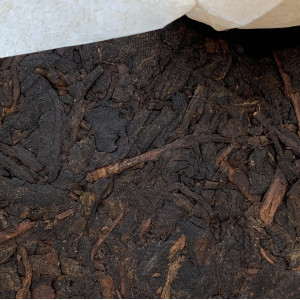 Элитный Шу пуэр Yunnan Chi Tse Been Cha 2005 года блин 357 г. Photo 2